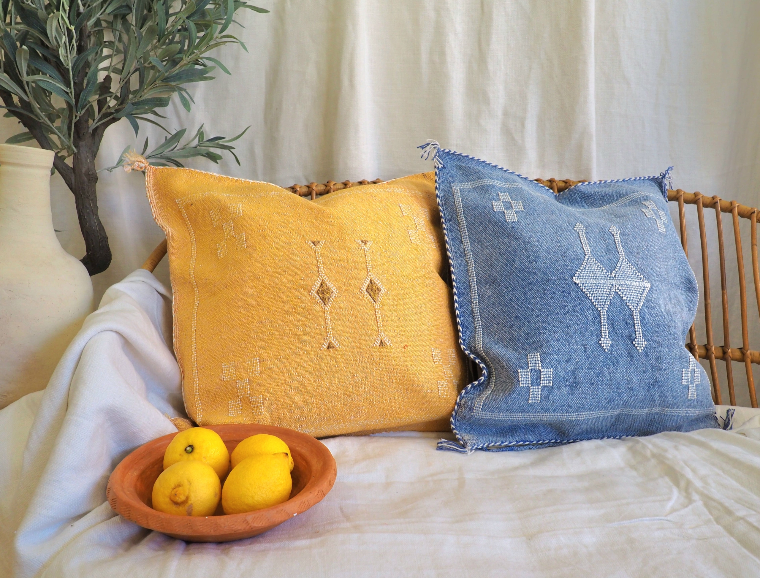 Coussins Berbères Marocains faits main bleu et jaune en fibres végétales d'aloé