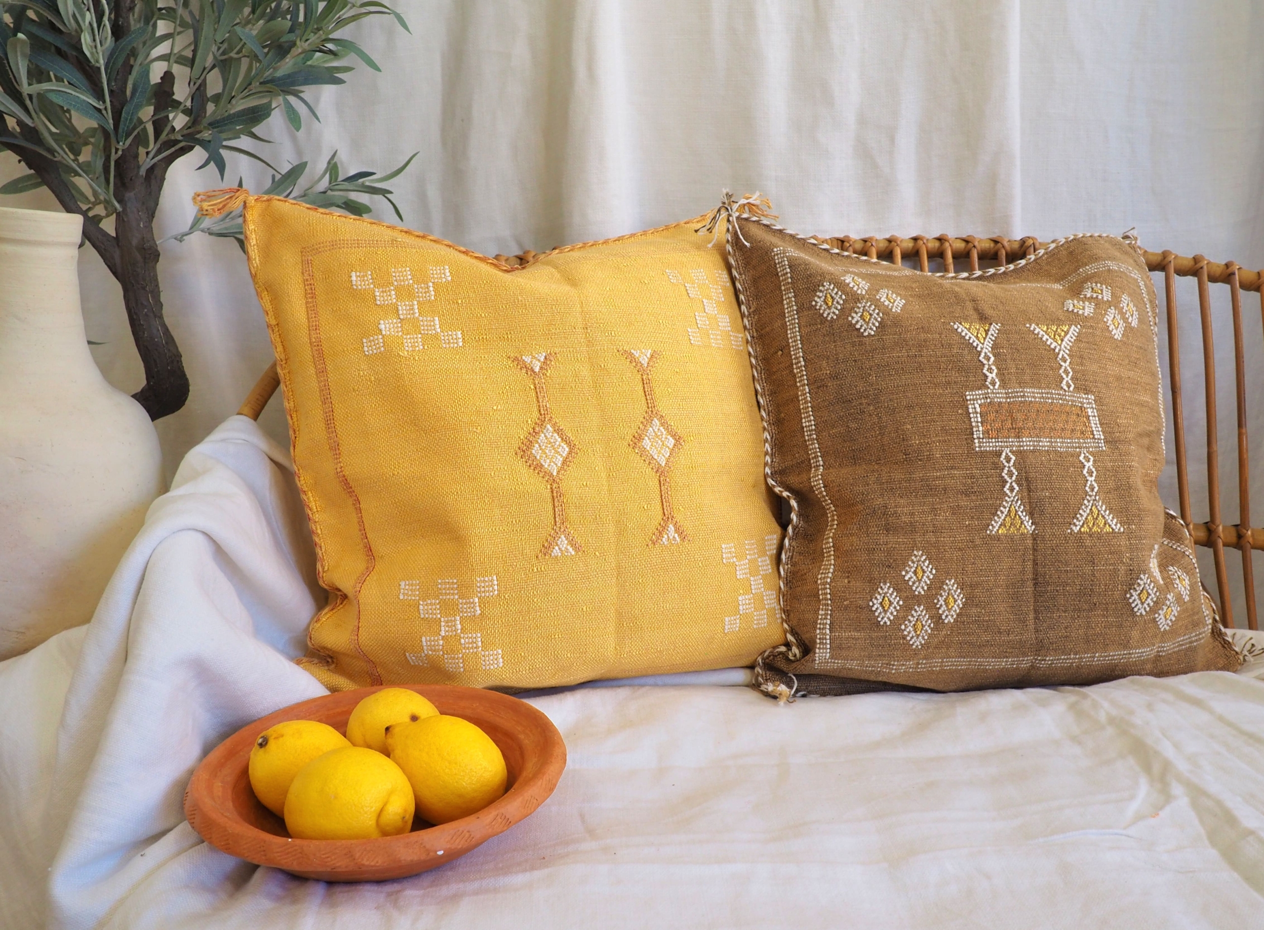 Coussins Berbères Marocains faits main marron et jaune en fibres végétales d'aloé