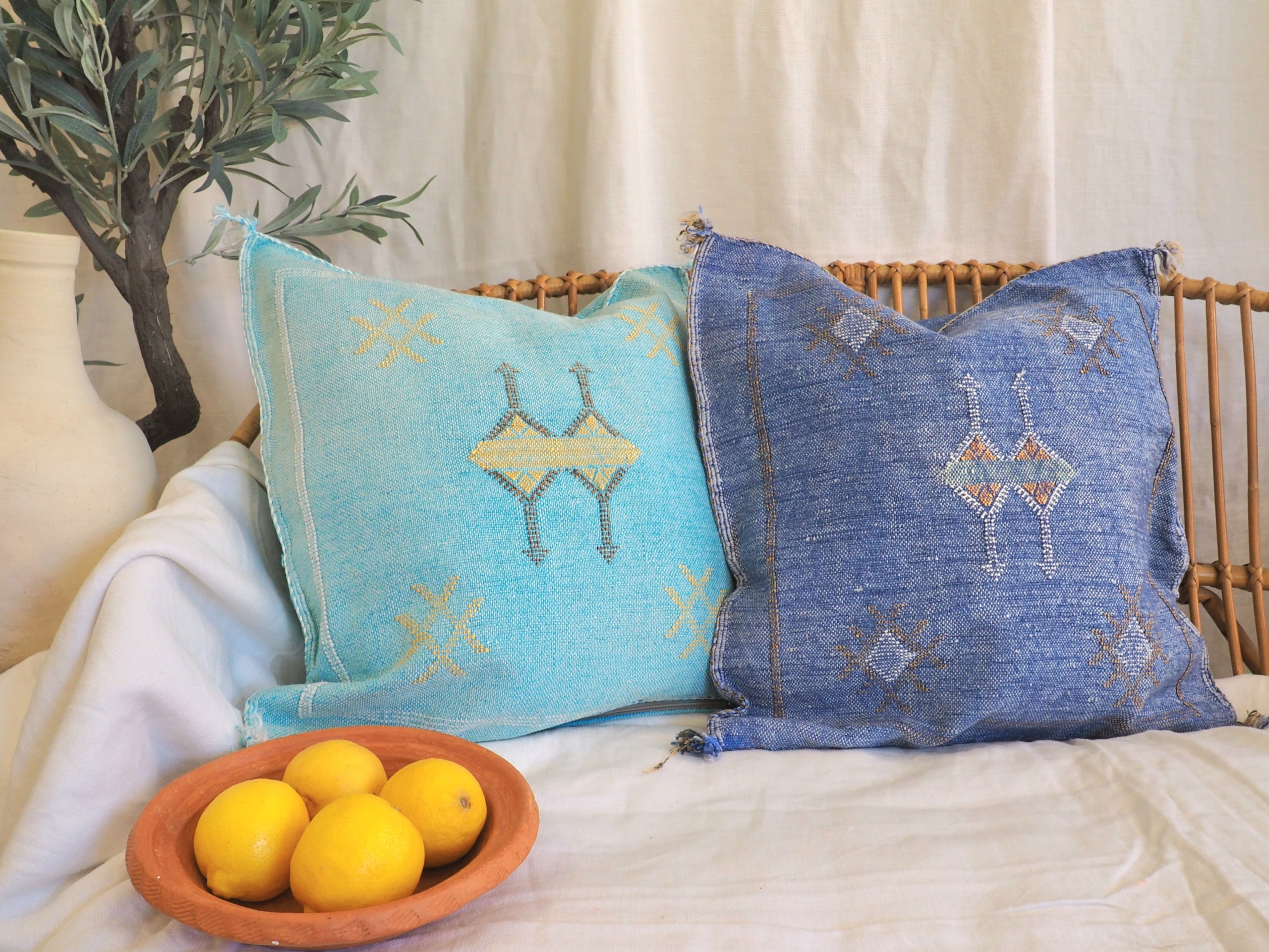 Coussins Berbères Marocains faits main bleus en fibres végétales d'aloé