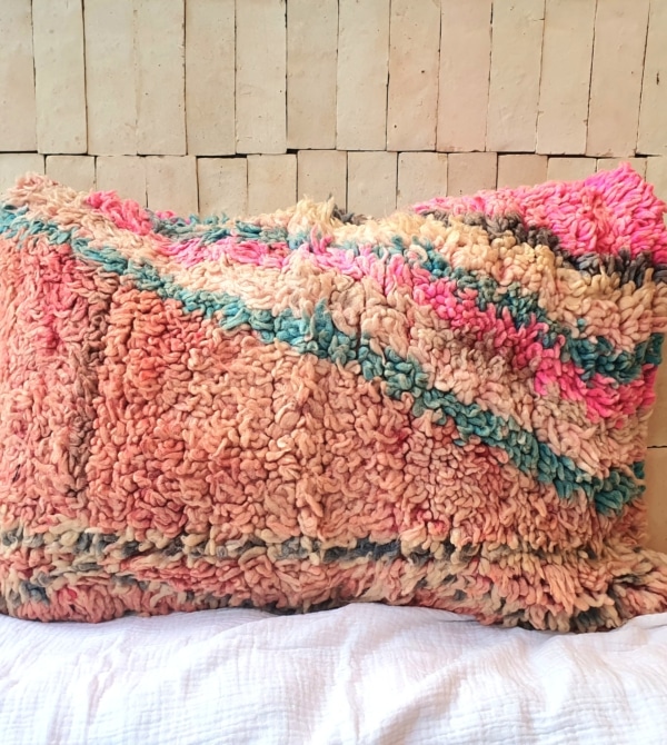 Housse de coussin vintage colorée en pure laine réalisée à la main au Maroc