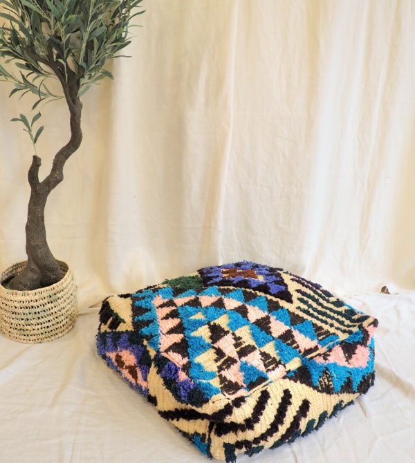 Pouf Berbère Marocain fait main à partir d'un tapis ancien en laine