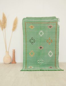 Tapis fait main au Maroc en fibres végétales couleur vert d'eau