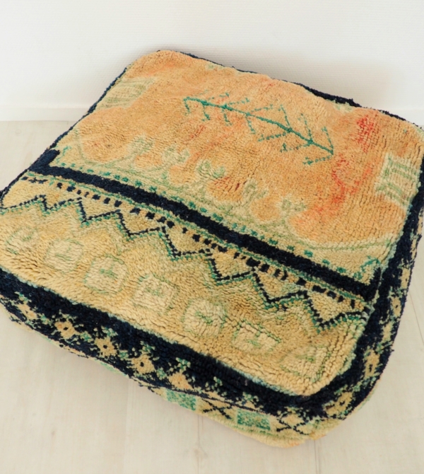 Pouf berbère fait main à partir d'un tapis ancien en pure laine venant du Maroc