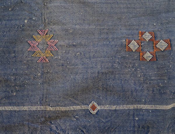 Tapis Sabra en soie de cactus bleu aux motifs Berbères colorés