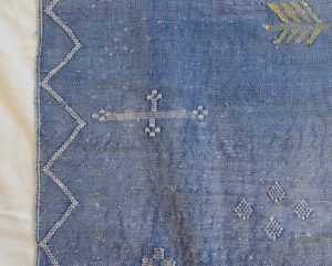 Tapis Sabra en fibres naturelles végétales d'aloé bleu et motifs colorés