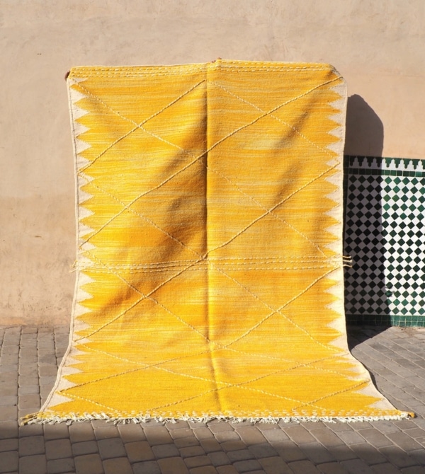 Tapis Berbère fait main au Maroc aux tons jaune et écru