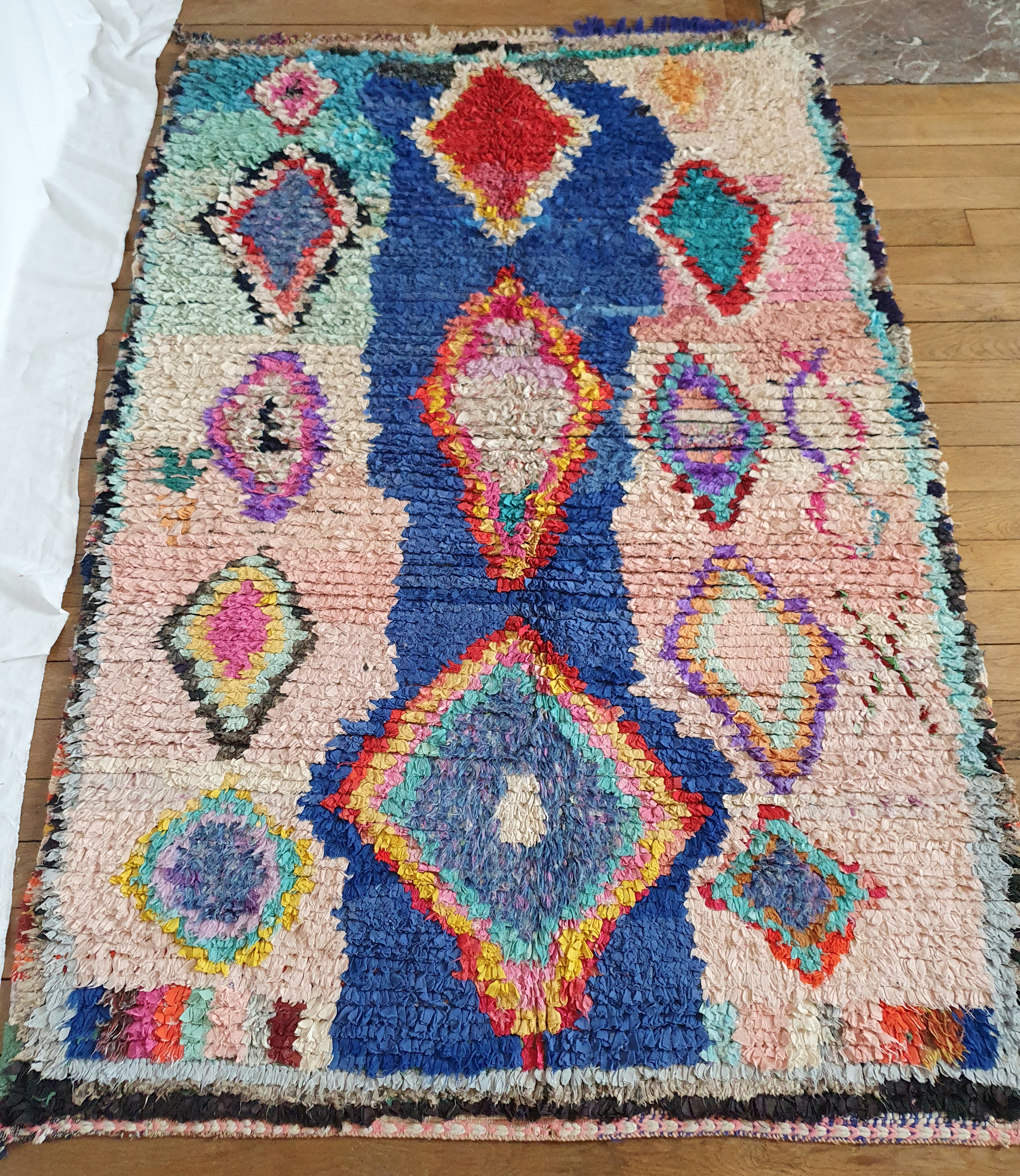 tapis ancien coloré fait main au Maroc