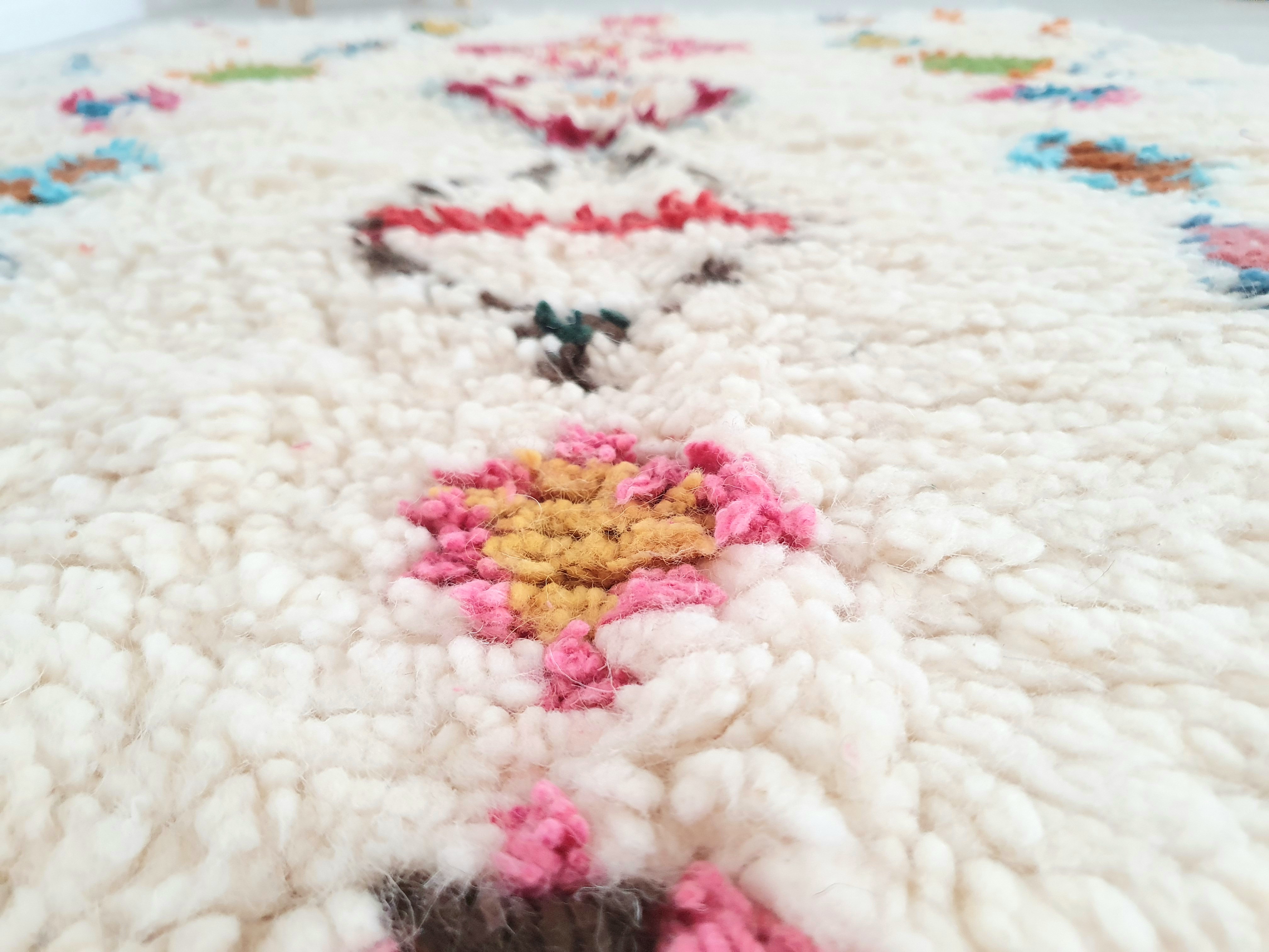 Tapis berbère marocain authentique fait main en pure laine blanc aux motifs colorés