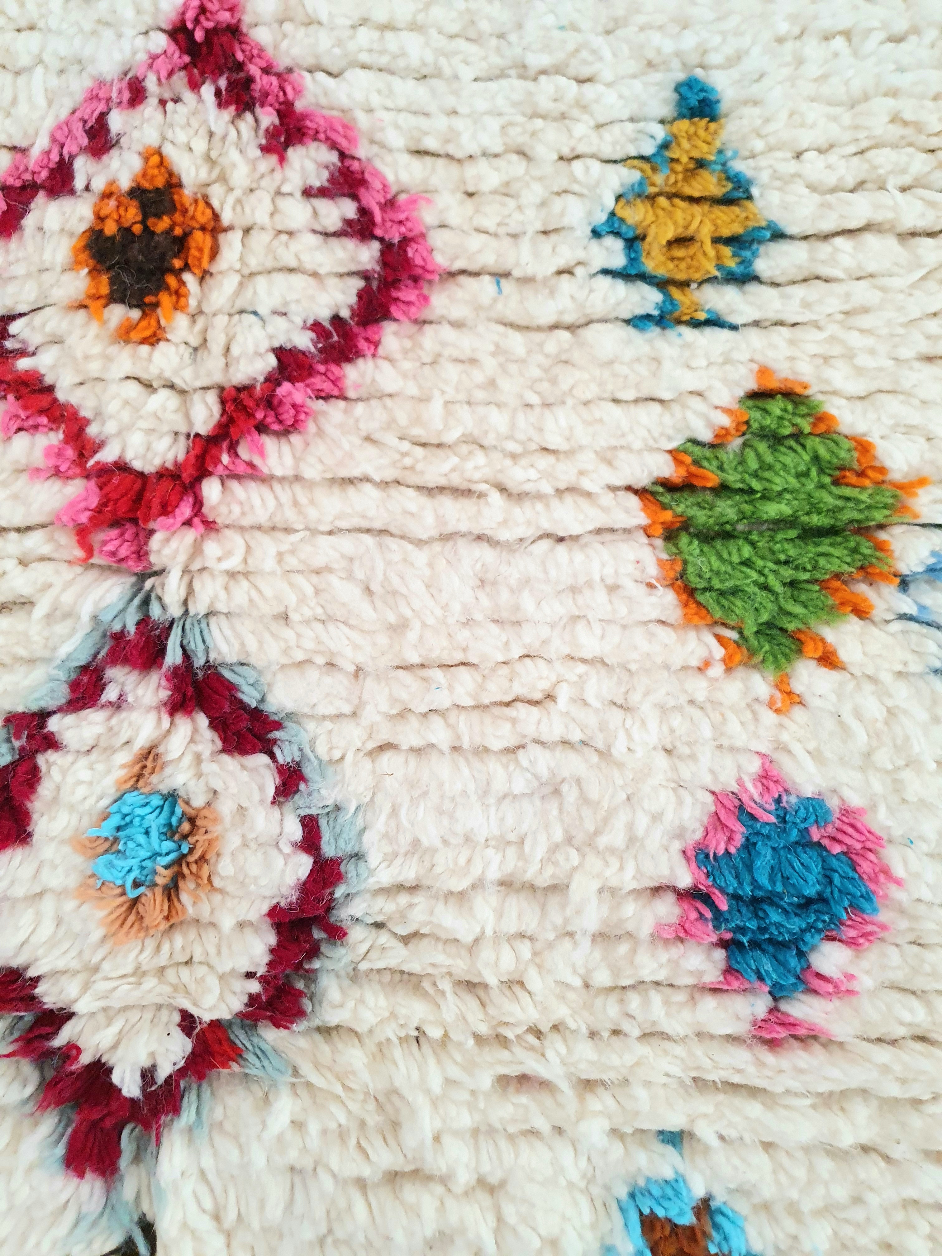 Tapis pure laine fait main au Maroc écru et motifs berbères multicolores