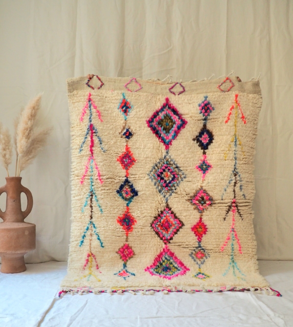 Vrai tapis Berbère en laine fond blanc cassé et motifs de couleurs vives fait main au Maroc