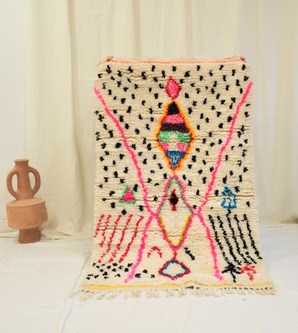 Tapis Berbère en pure laine vierge de mouton fait main au Maroc, blanc cassé pois noirs et motifs de couleurs vives