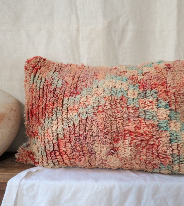 Housse de coussin réalisée à la main à partir d'un tapis boujaad ancien aux tons roses et verts