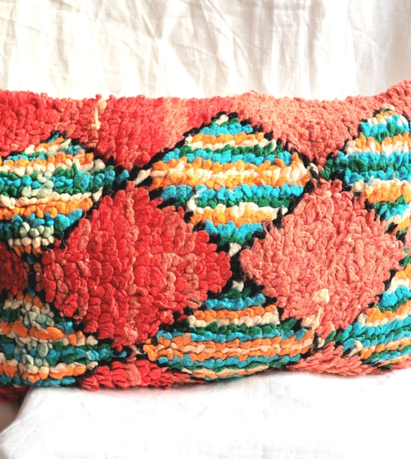 Coussin Berbère Marocain en laine fait à partir d'un tapis ancien