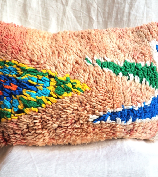 Coussin Berbère Marocain en laine fait à partir d'un tapis ancien
