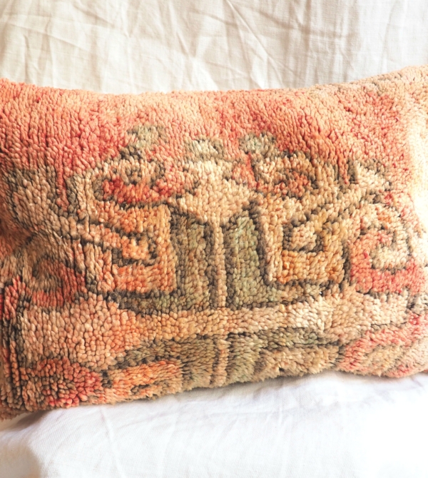 Coussin Berbère Marocain en laine fait à partir d'un tapis ancien aux couleurs passées