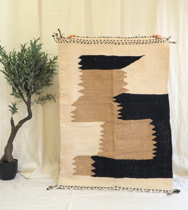 Vrai tapis Berbère artisanal du Maroc aux motifs graphiques color block marron et noir sur fond écru