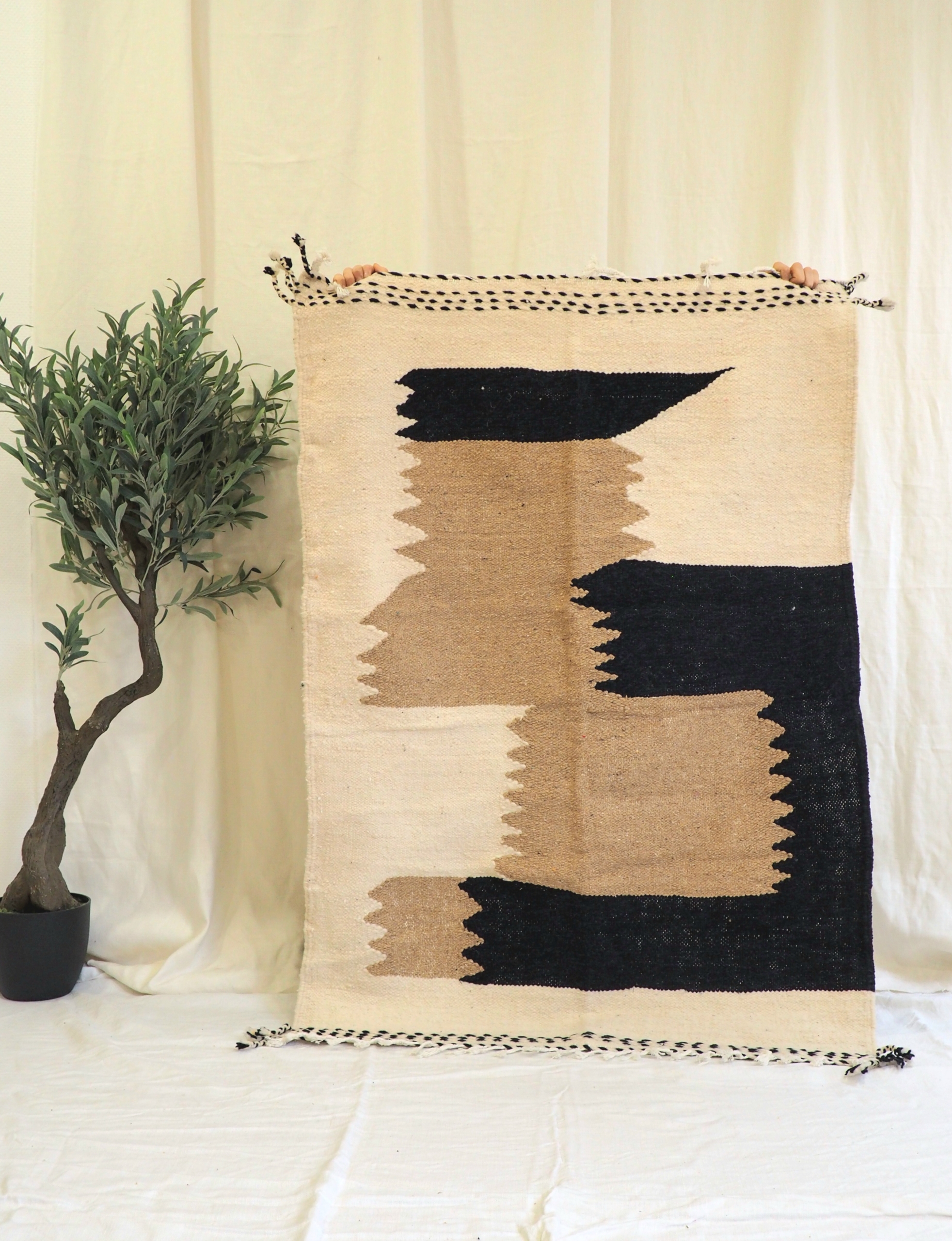 Vrai tapis Berbère artisanal du Maroc aux motifs graphiques color block marron et noir sur fond écru