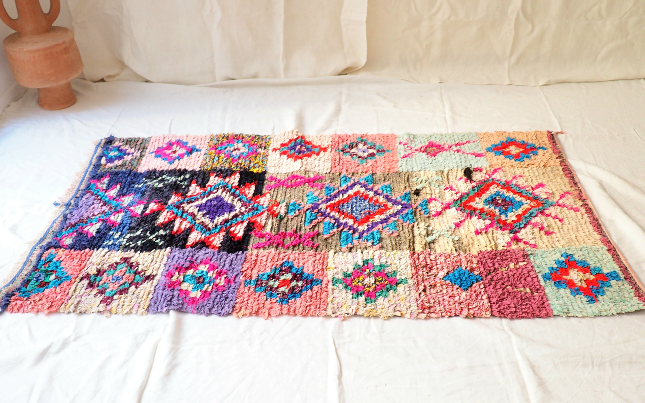 tapis épais coloré fait artisanalement au Maroc de conception ethique et ecologique