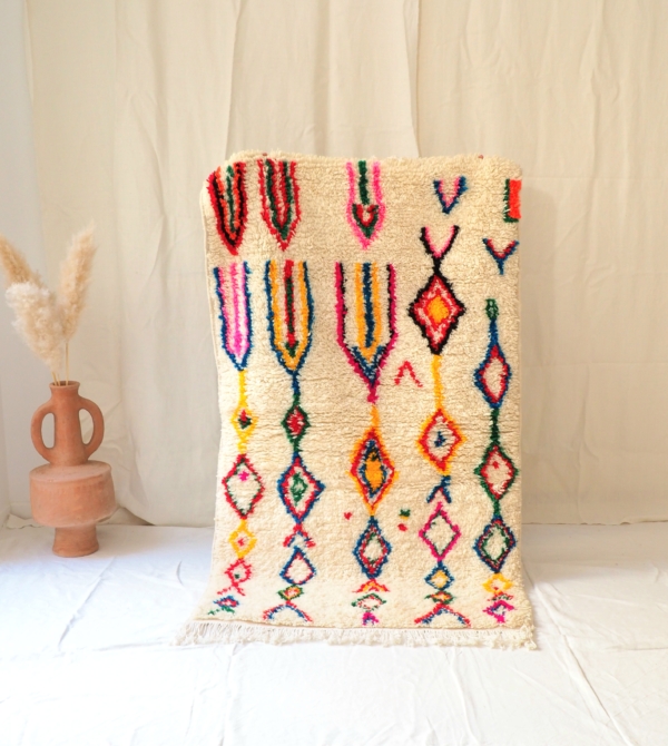 Tapis Berbère Marocain fait main 100% pure laine vierge de mouton aux motifs de couleurs vives