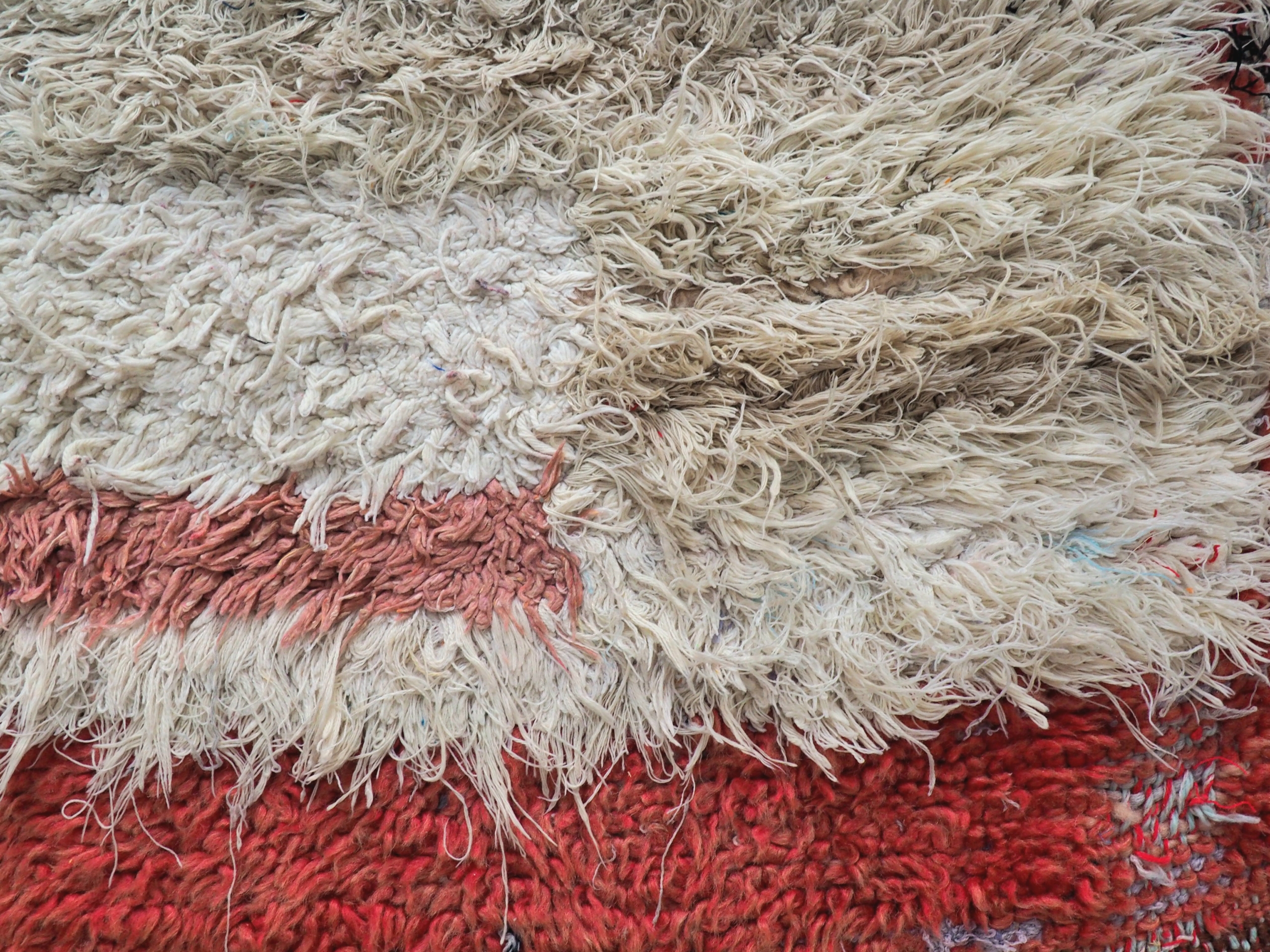 Authentique tapis artisanal Marocain aux motifs Berbères colorés