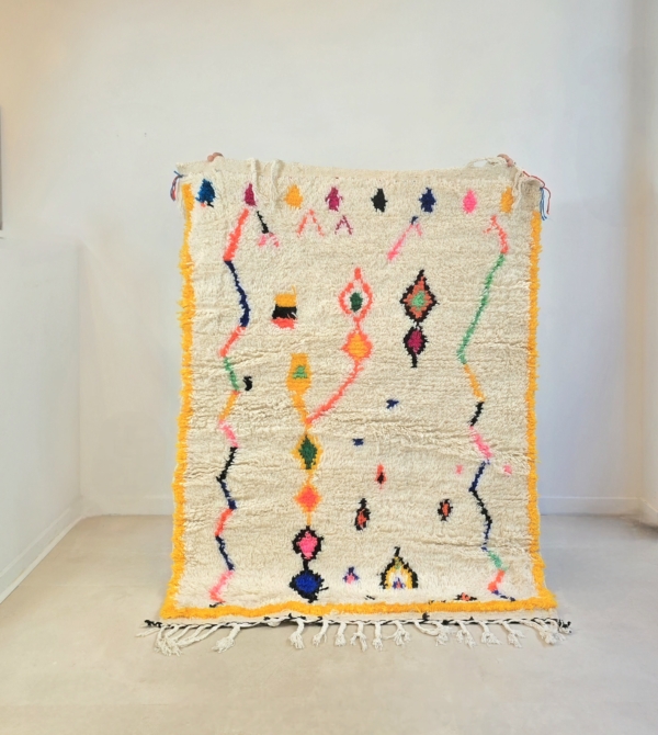 Tapis Amazigh fait main au Maroc aux motifs multicolores
