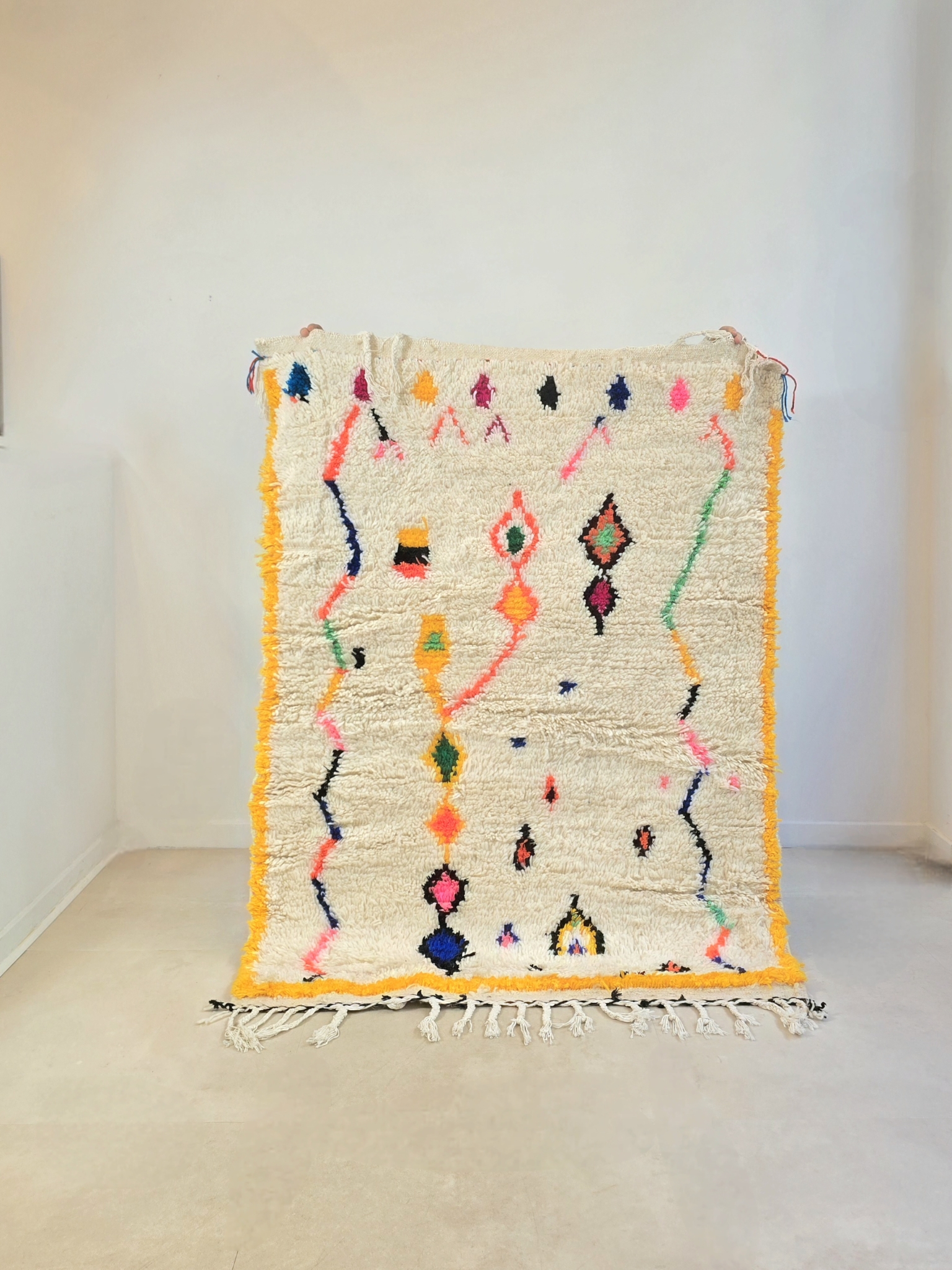 Tapis Amazigh fait main au Maroc aux motifs multicolores