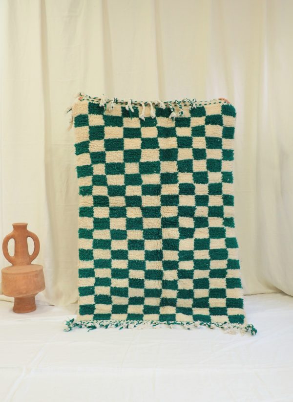 tapis Berbère Marocain en pure laine motifs carrés verts sur fond blanc cassé