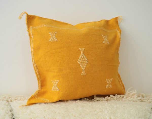 Coussin fait main au Maroc en fibres naturelles d'aloé couleur orangé
