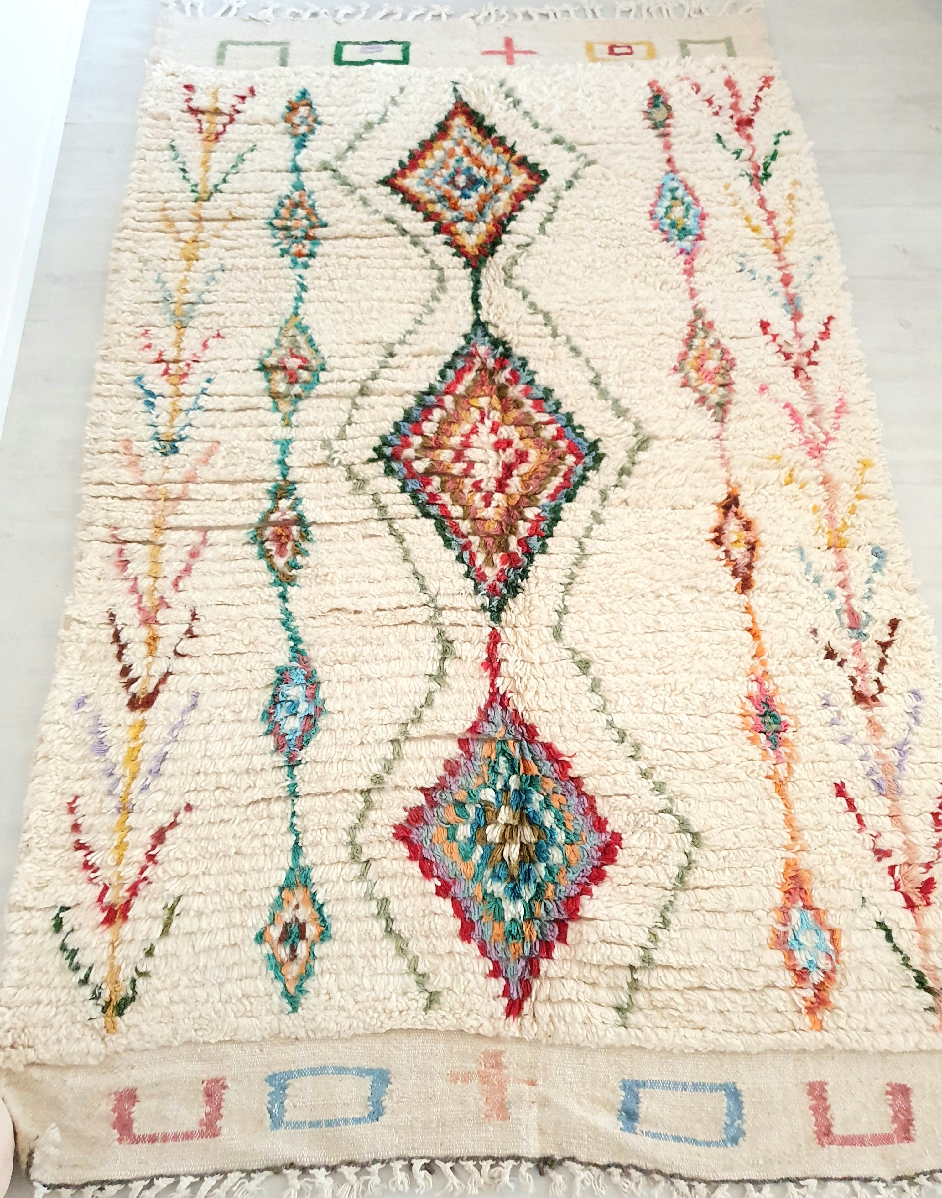Tapis pure laine fait main au Maroc, blanc cassé et motifs berbères colorés
