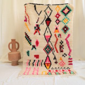 Tapis Berbère Marocain Azilal blanc cassé et motifs de couleurs vives