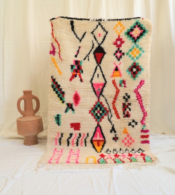 Tapis Berbère Marocain Azilal blanc cassé et motifs de couleurs vives