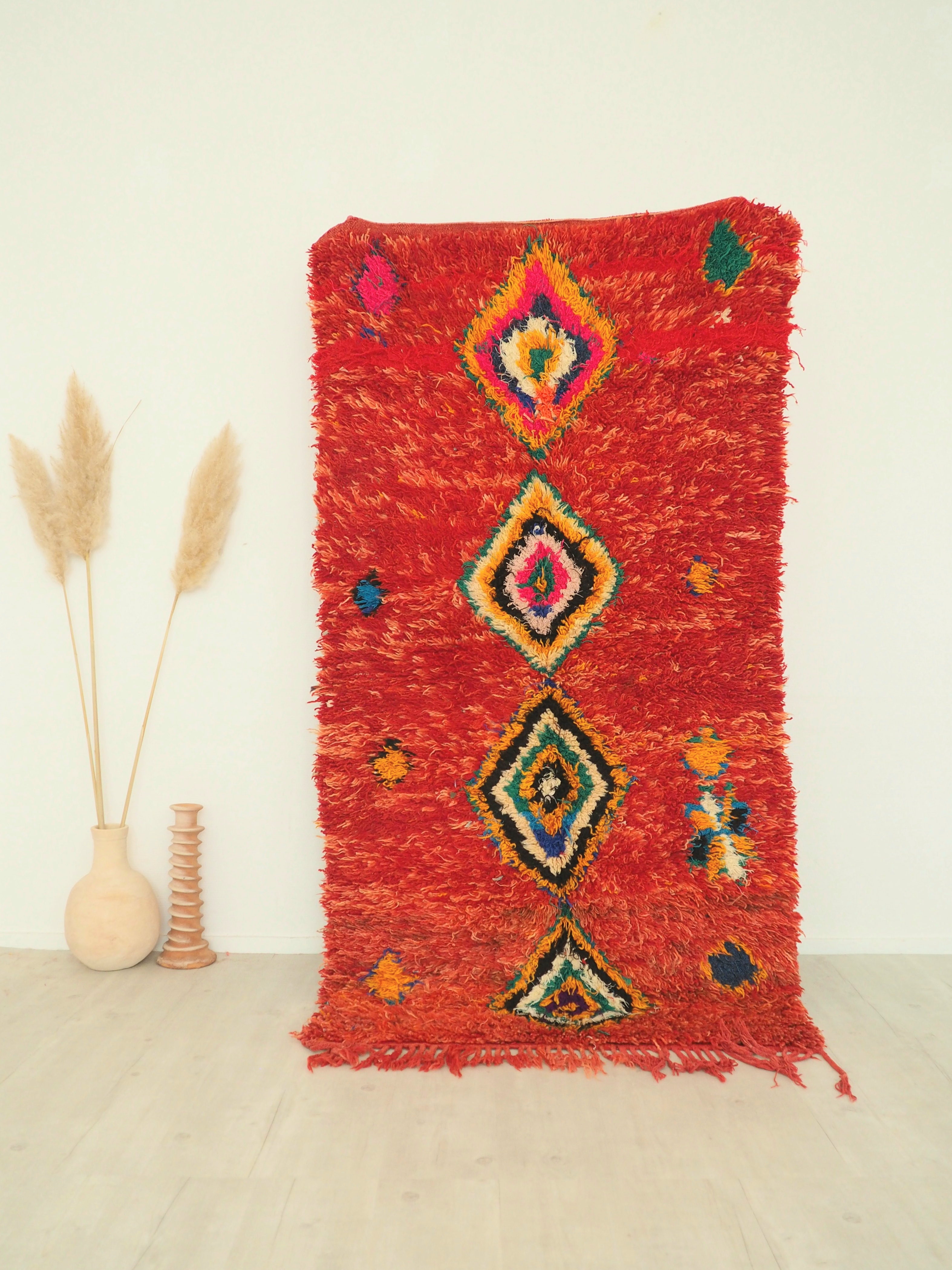 Tapis berbère Marocain en pure laine rouge et motifs colorés