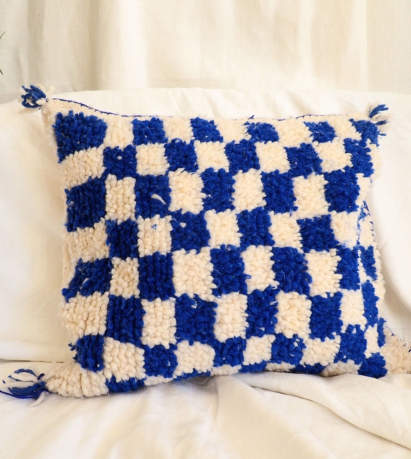 Housse de coussin en pure laine réalisée à la main au Maroc à partir d'un tapis à carrés bleus sur fond blanc cassé