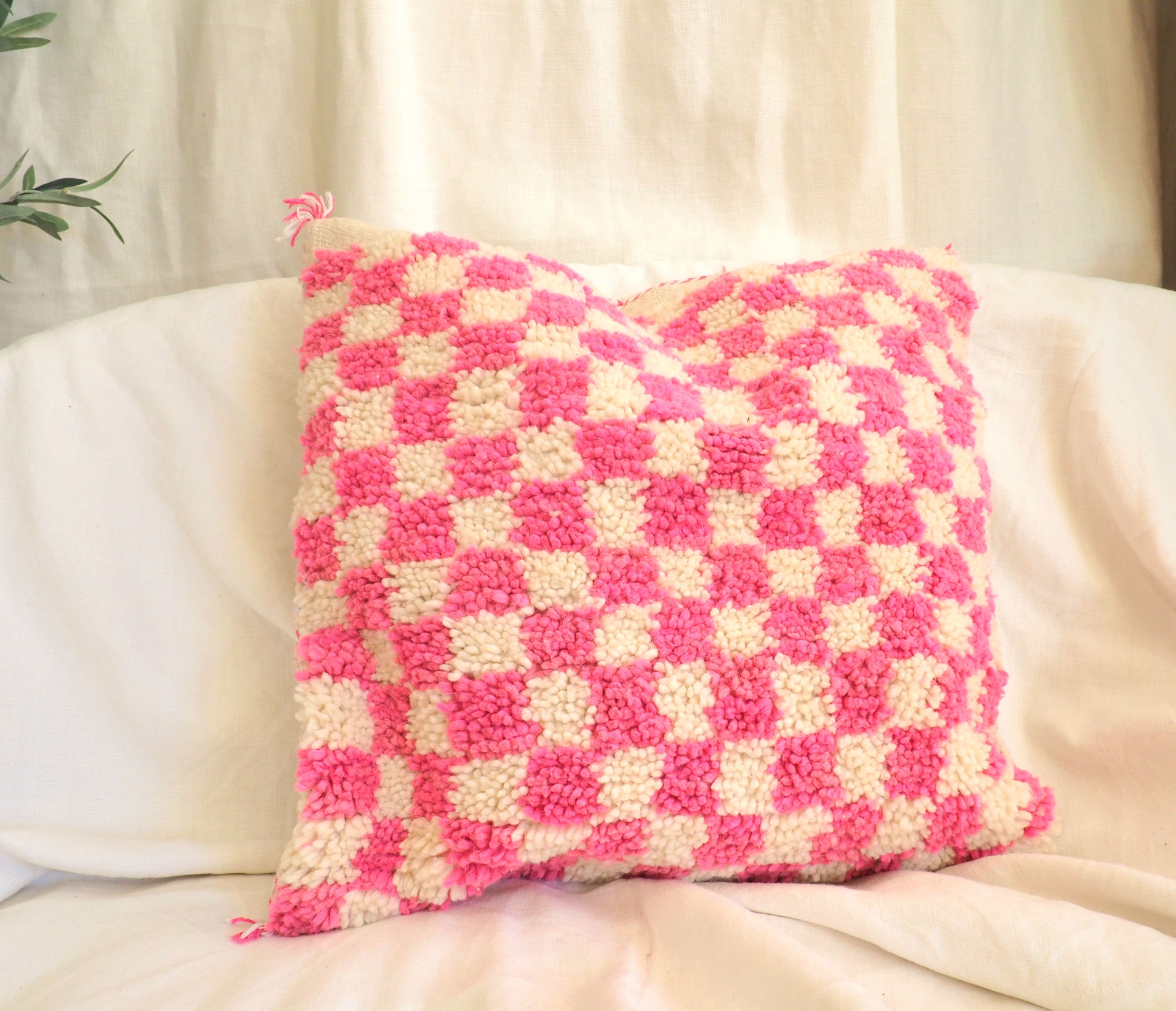 Housse de coussin en pure laine réalisée à la main au Maroc à partir d'un tapis à carrés roses sur fond blanc cassé