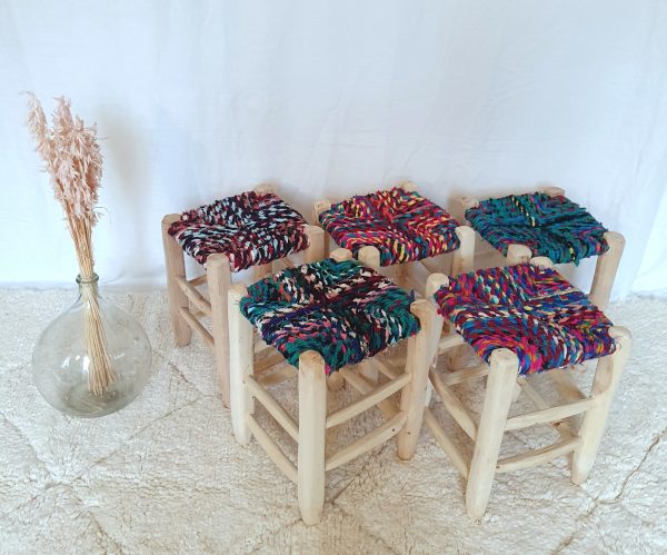 Tabourets traditionnels faits main au Maroc en bois et tissus recyclés