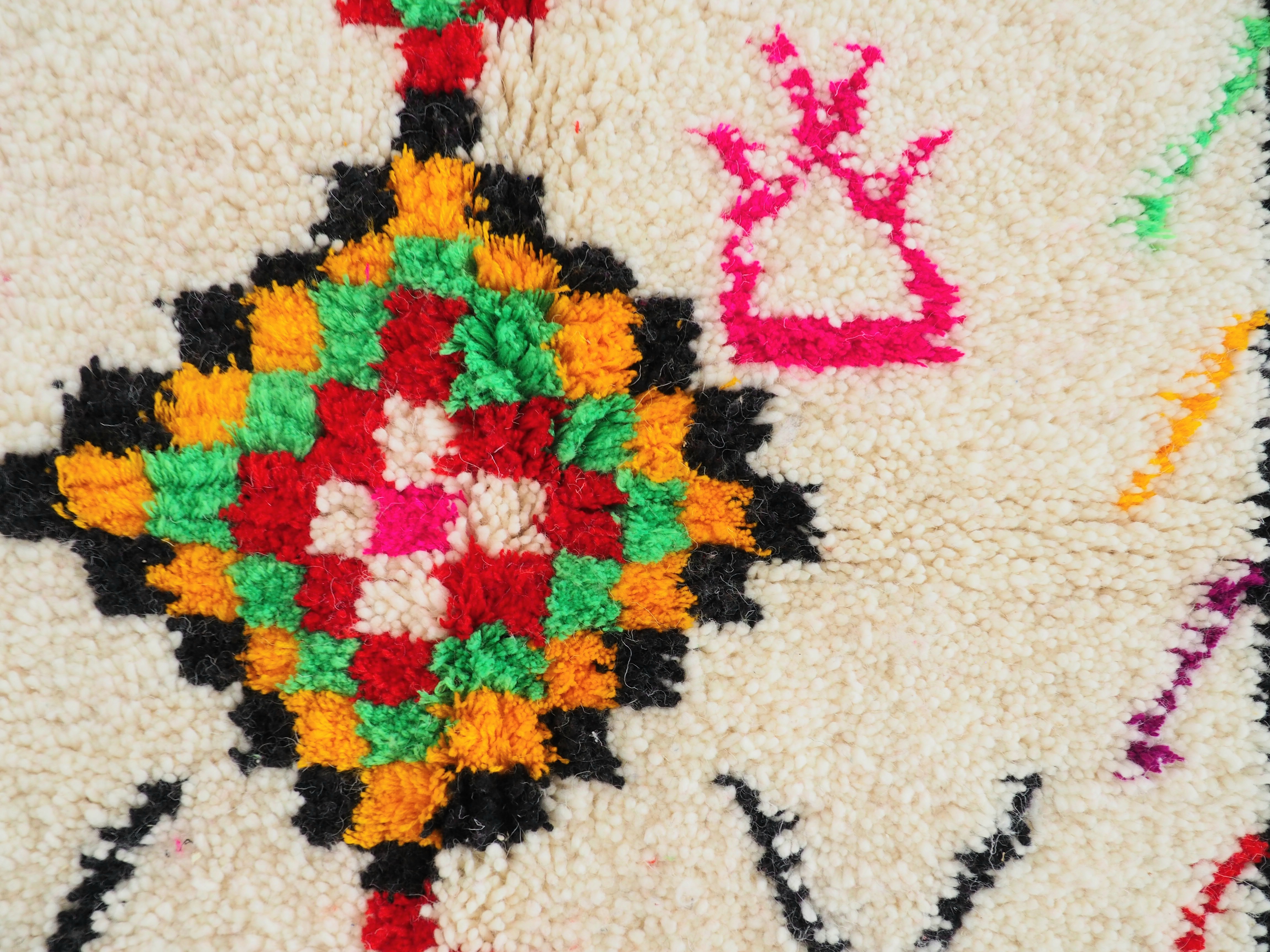 Tapis Marocain fait main 100% laine de mouton fond ecru motifs colorés