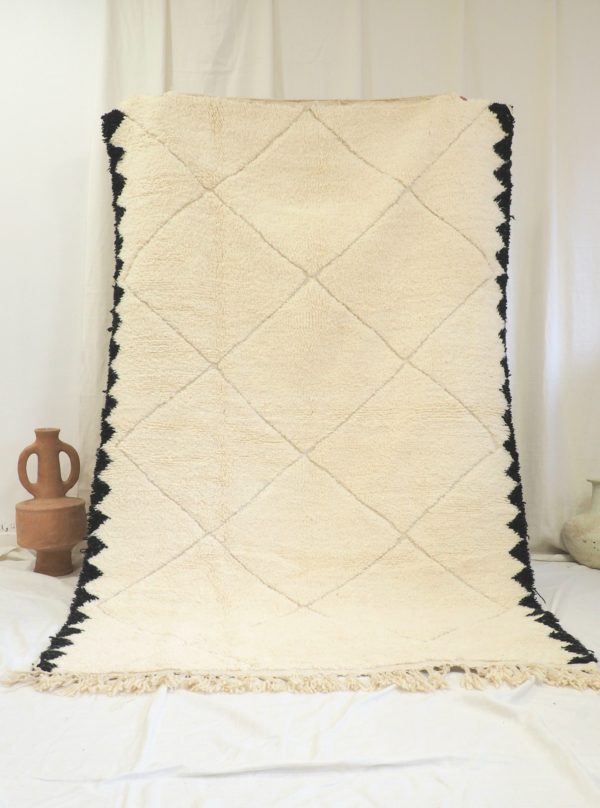 Authentique tapis Berbère Marocain fait main 100% pure laine vierge de mouton avec losanges en relief ton sur ton
