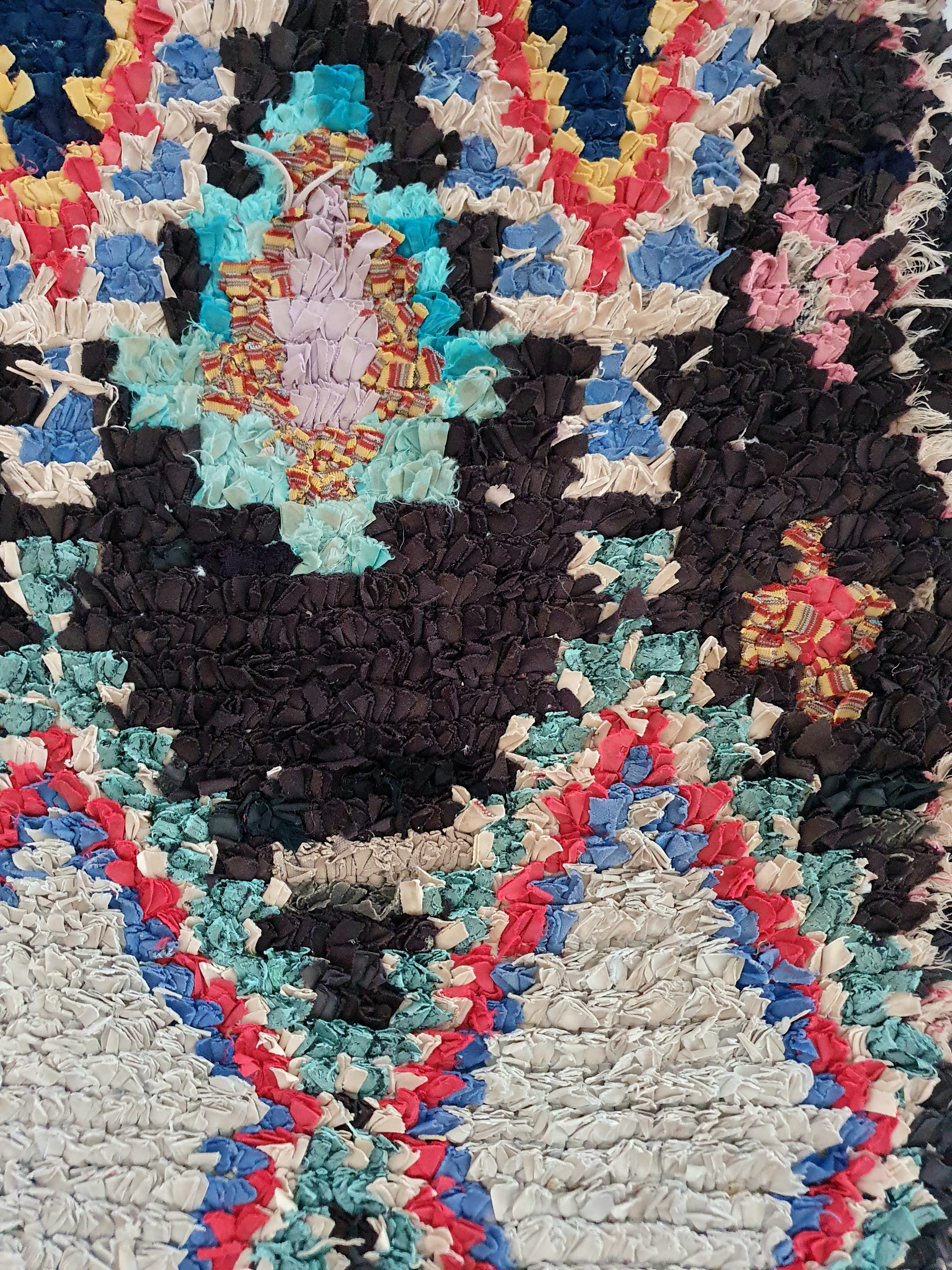 Tapis berbère Marocain ancien aux couleurs sombres et motifs colorés