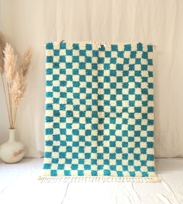 Tapis Berbère pure laine fait main au Maroc motifs carrés bleus