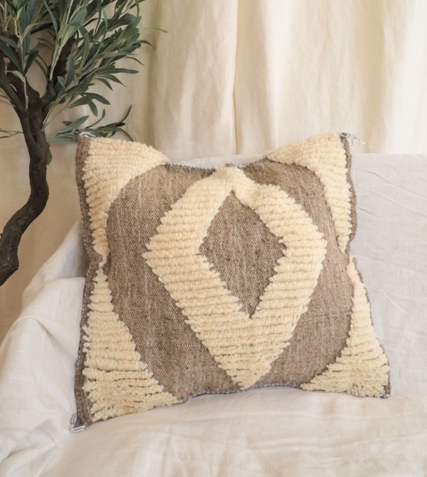 Housse de coussin taupe et blanche réalisée à la main au Maroc