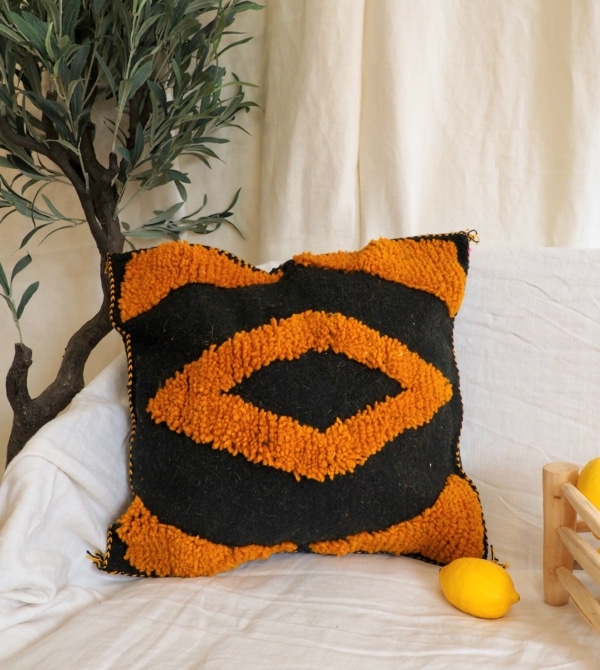 Housse de coussin noire et moutarde réalisée à la main au Maroc