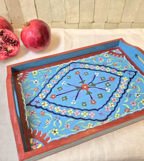 Plateau en bois multicolore peint à la main au Maroc