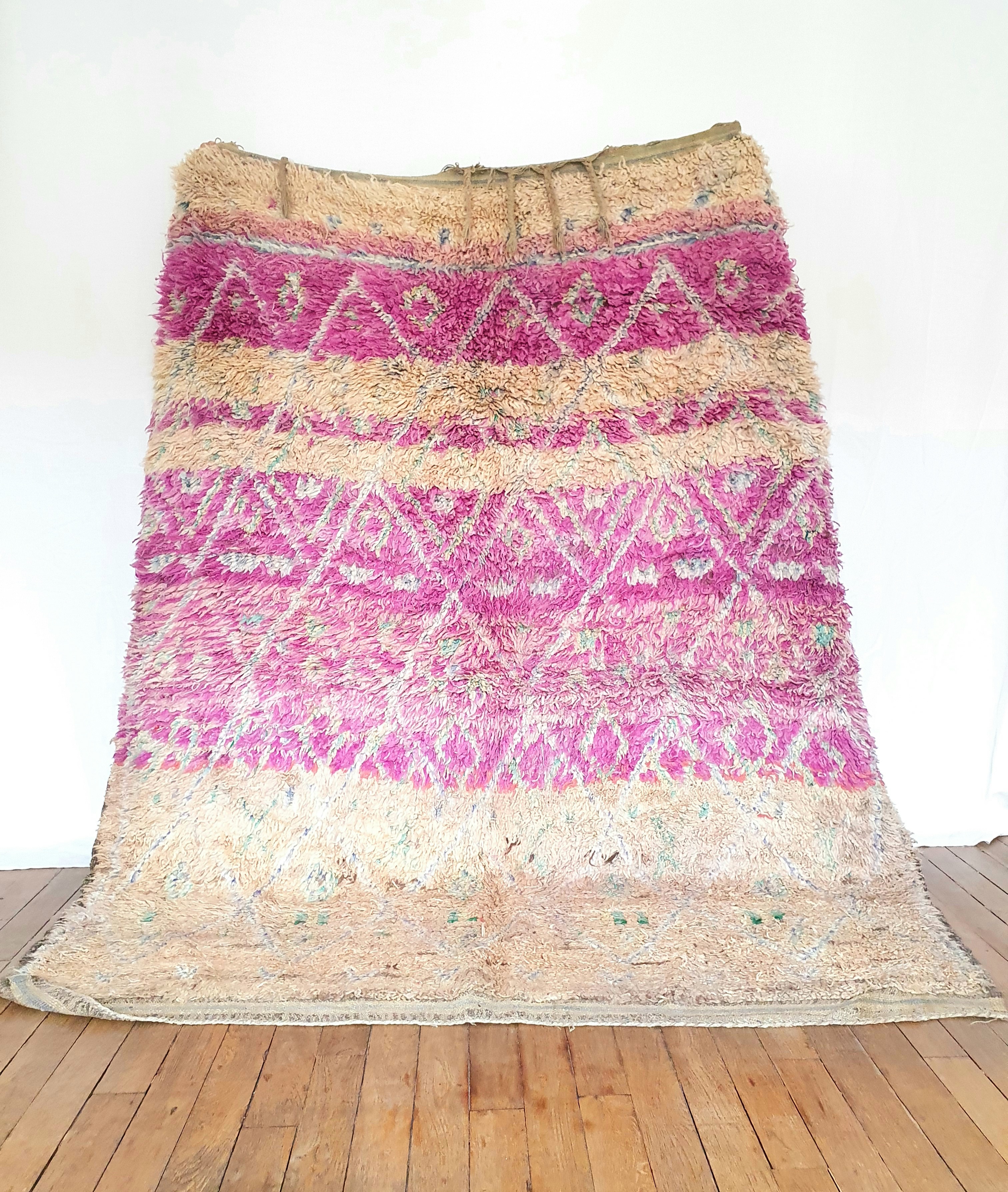 Tapis berbère fait main en pure laine aux couleurs rose et nude avec une touche de vert