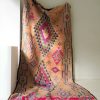 Tapis berbère ancien fait main en pure laine aux tons roses turquoises et nude