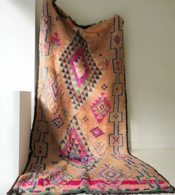 Tapis berbère ancien fait main en pure laine aux tons roses turquoises et nude