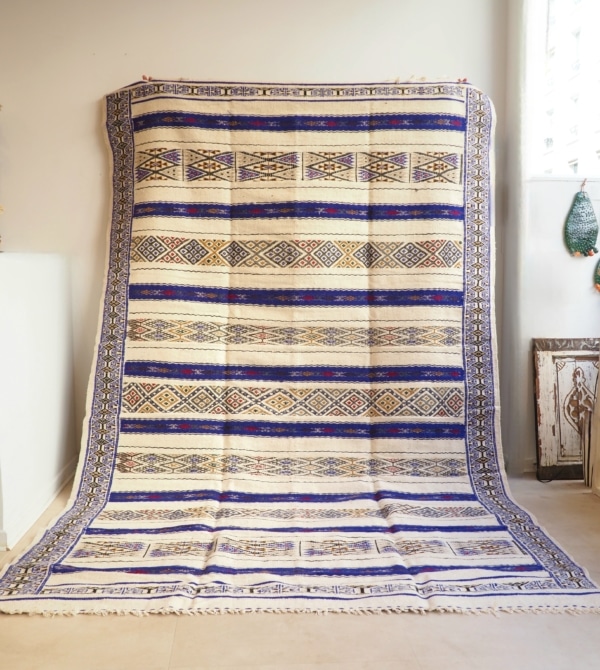 Grand tapis Mozabite Algérien fait main blanc et bleu et motifs Amazigh