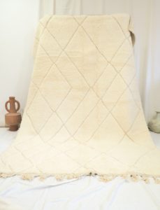 Authentique tapis Berbère Marocain fait main 100% pure laine vierge de mouton avec motifs destructurés en relief ton sur ton