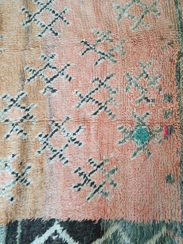 Tapis berbère authentique ancien aux teintes roses