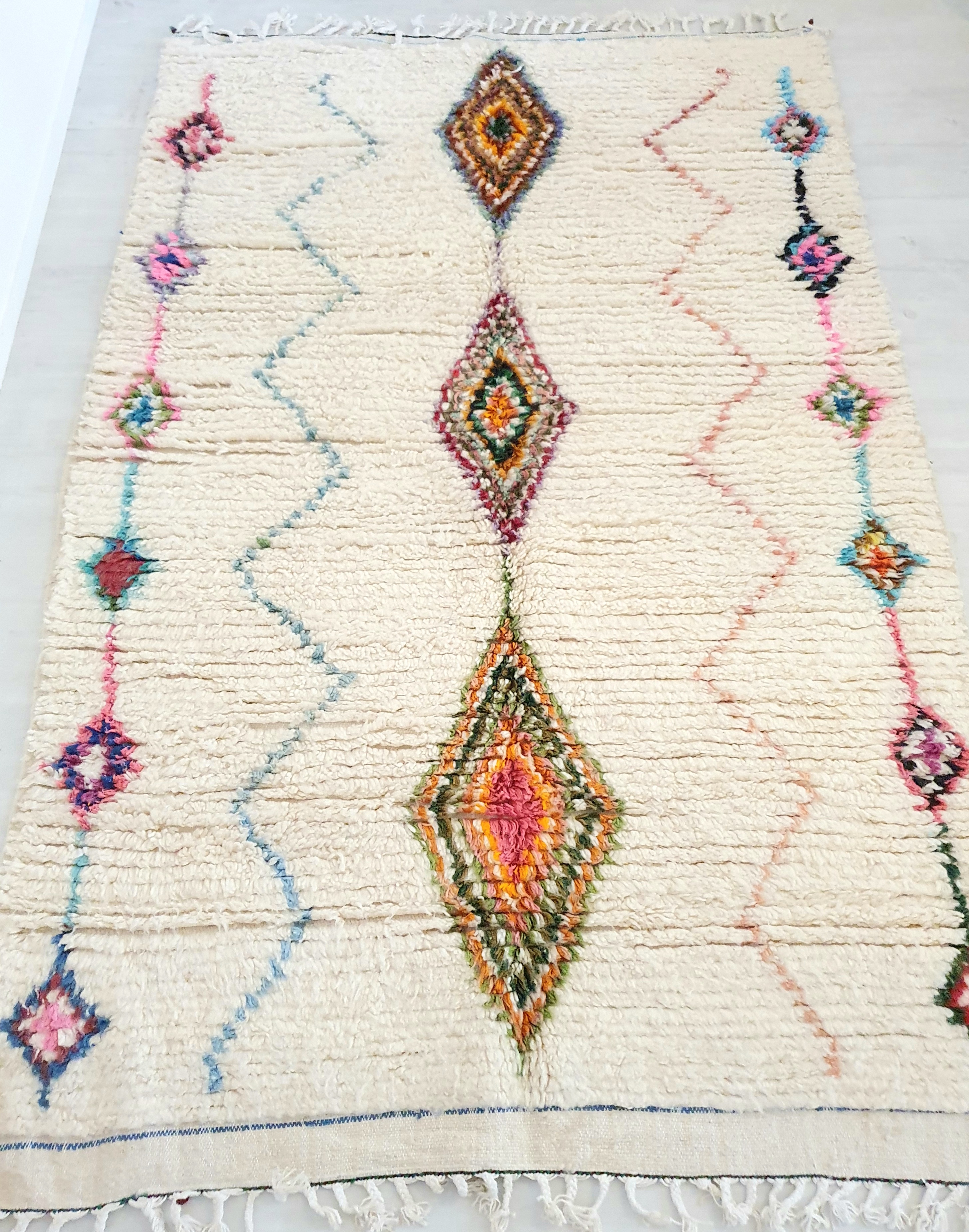 Tapis pure laine fait main au Maroc, blanc cassé et motifs berbères colorés