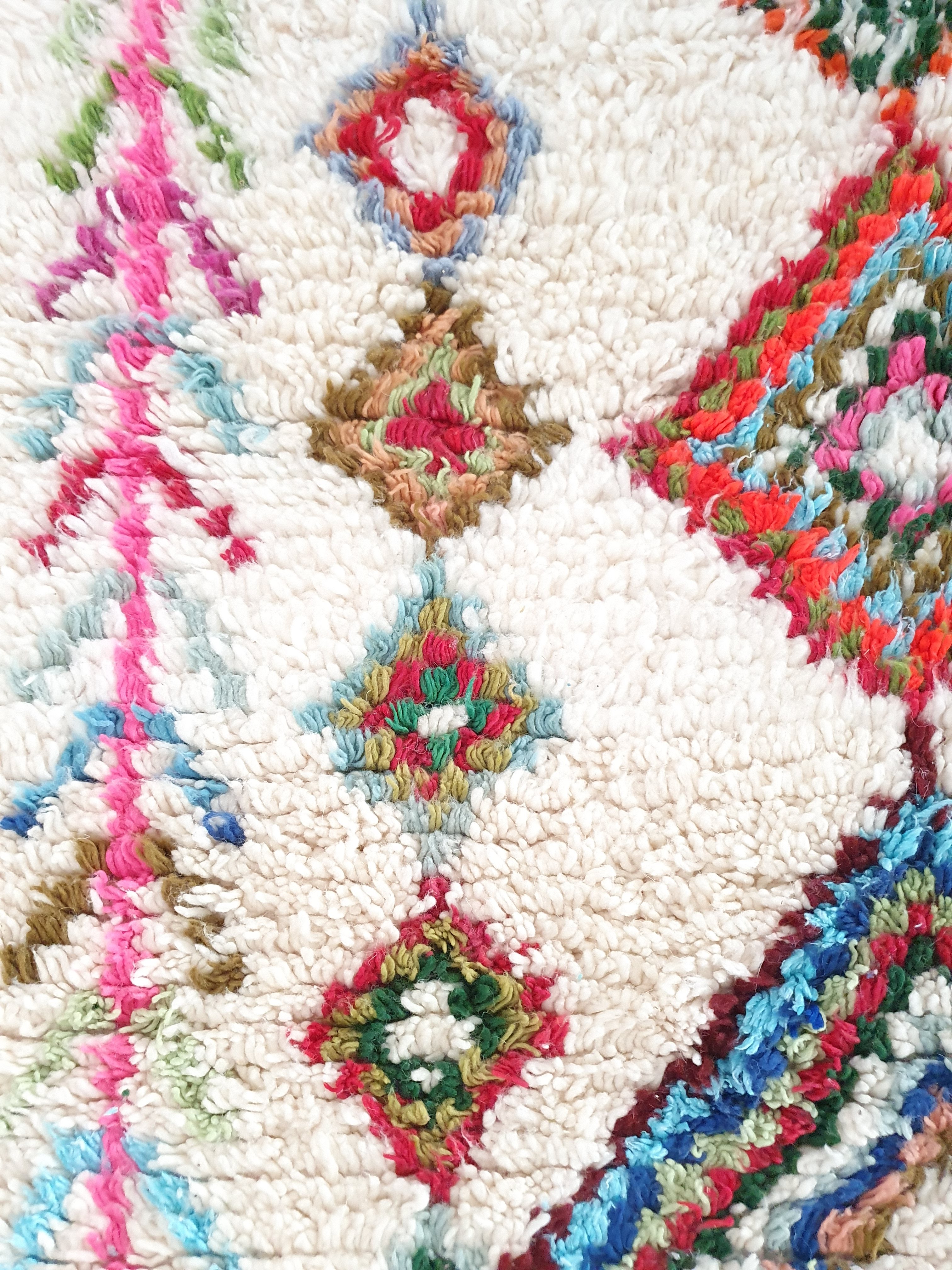 Tapis berbere 100% laine de mouton écru et motifs colores